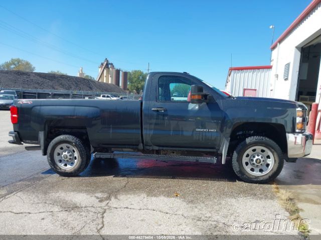 2017 Chevrolet Silverado photo 5