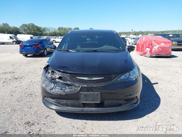 2025 Chrysler Voyager photo 3