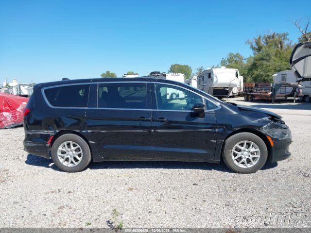 2025 Chrysler Voyager photo 4