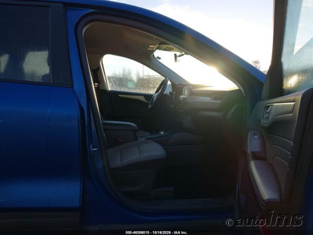 2022 Ford Escape photo 3