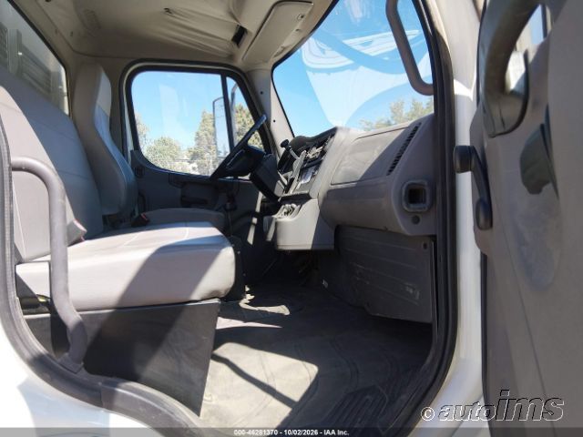 2014 Freightliner M2 106 photo 3