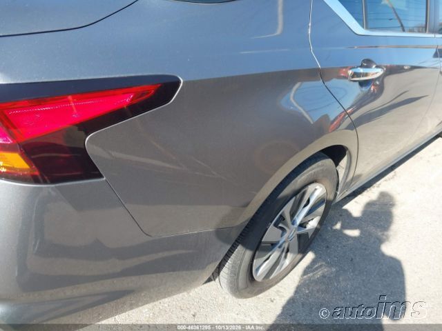 2021 Nissan Altima photo 2