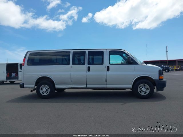 2017 Chevrolet Express photo 3