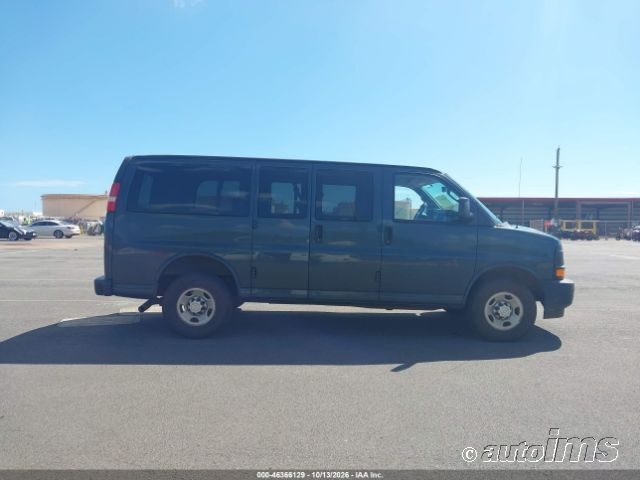2017 Chevrolet Express photo 4