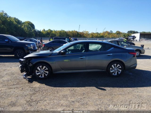 2025 Nissan Altima photo 3