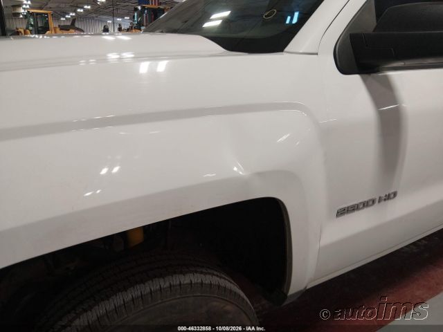 2018 Chevrolet Silverado photo 2