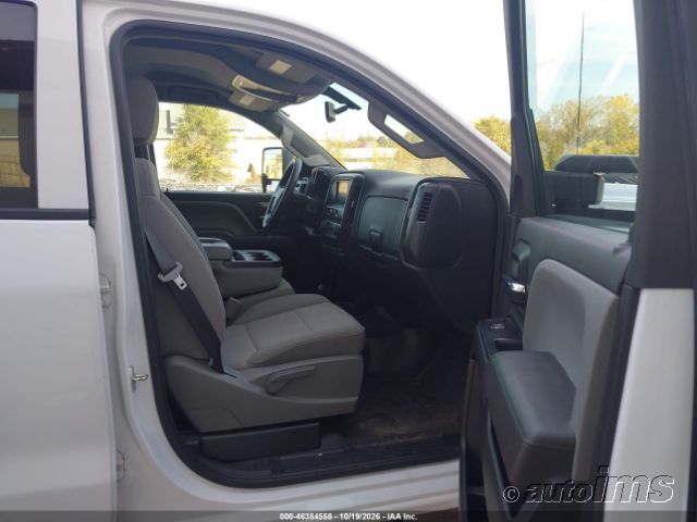 2017 Chevrolet Silverado photo 3