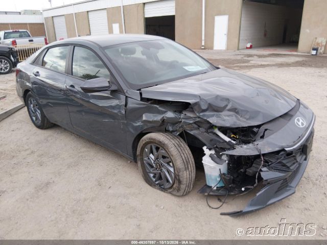 2026 Hyundai Elantra photo 2