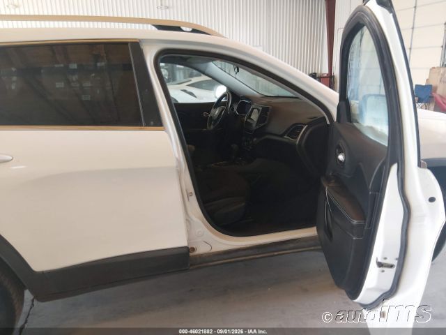 2019 Jeep Cherokee photo 3