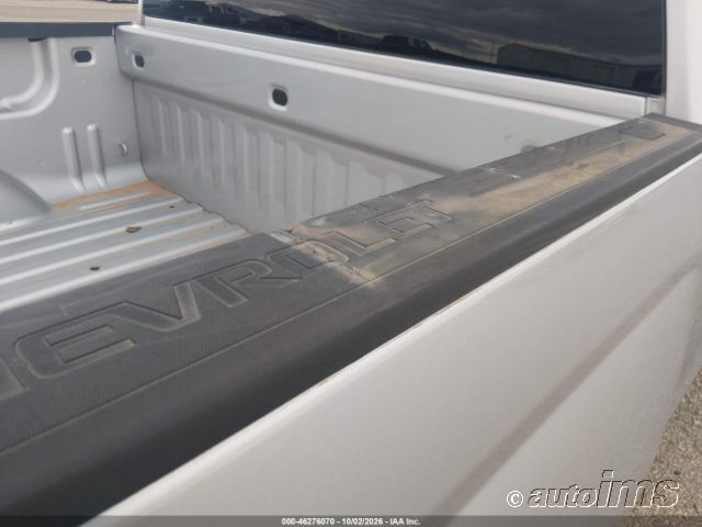 2017 Chevrolet Silverado photo 2