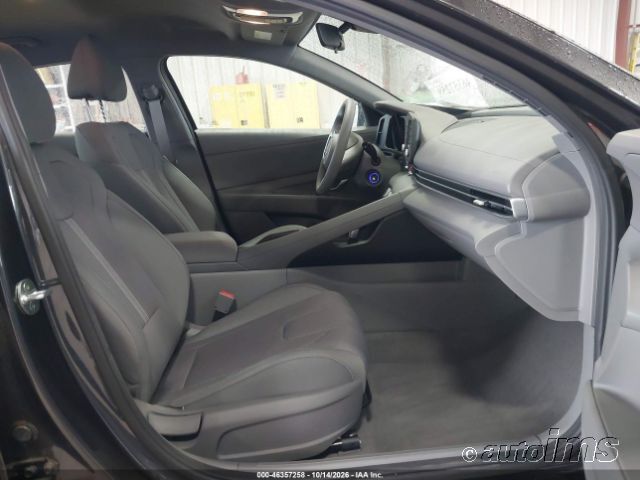 2021 Hyundai Elantra photo 3