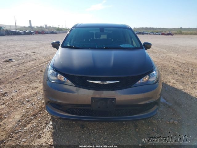 2021 Chrysler Voyager photo 3