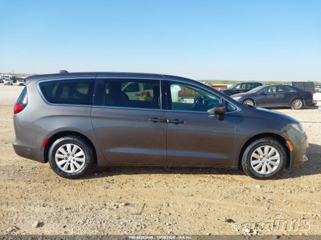2021 Chrysler Voyager photo 4