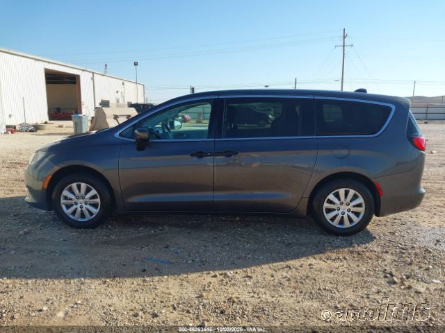 2021 Chrysler Voyager photo 5