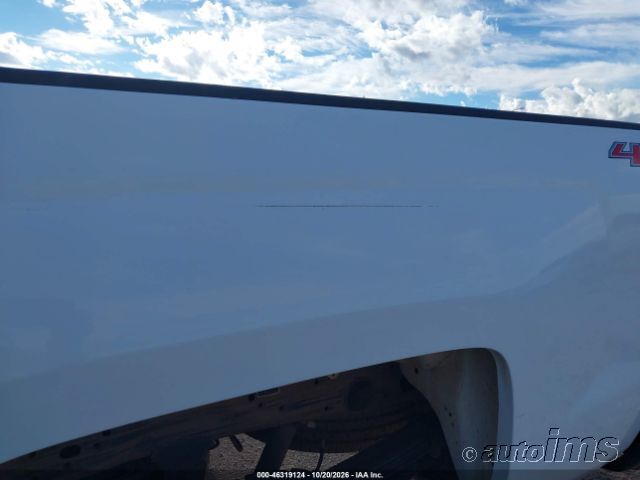 2017 Chevrolet Silverado photo 2