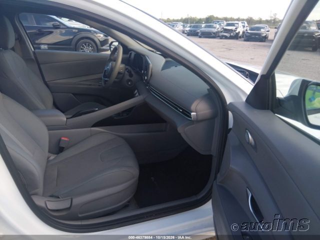 2021 Hyundai Elantra photo 3