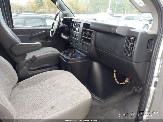 2018 Chevrolet Express photo 3
