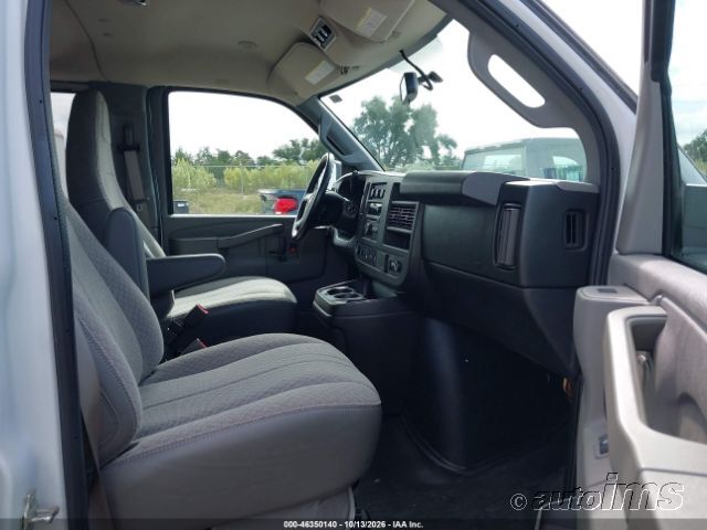 2017 Chevrolet Express photo 3