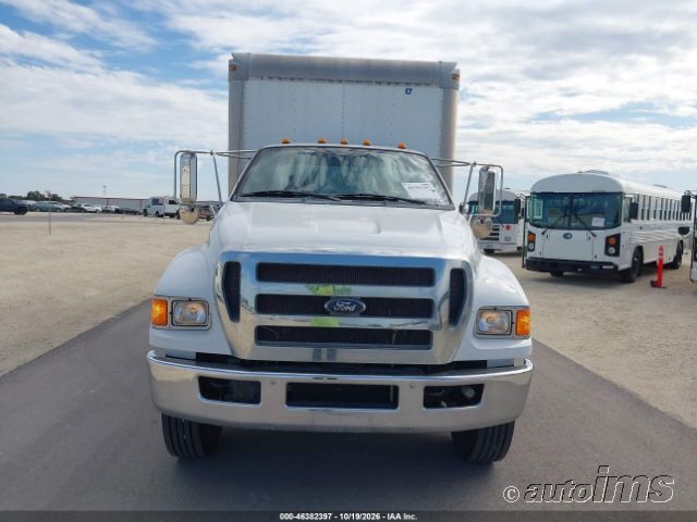 2011 Ford F-750 photo 2