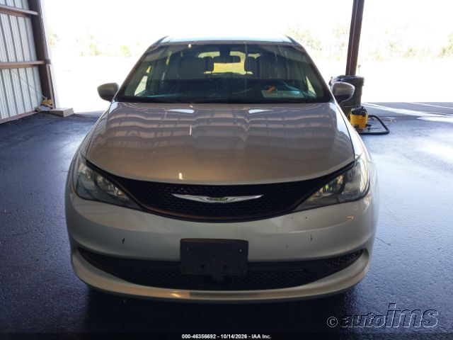 2022 Chrysler Voyager photo 3