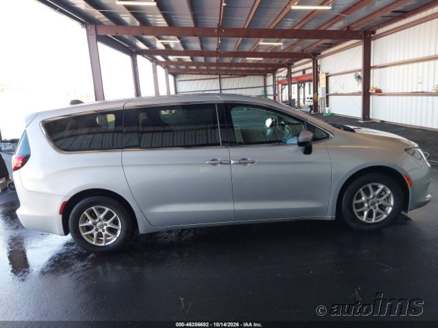 2022 Chrysler Voyager photo 4