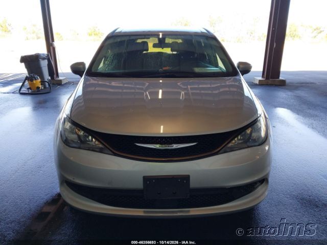 2022 Chrysler Voyager photo 3