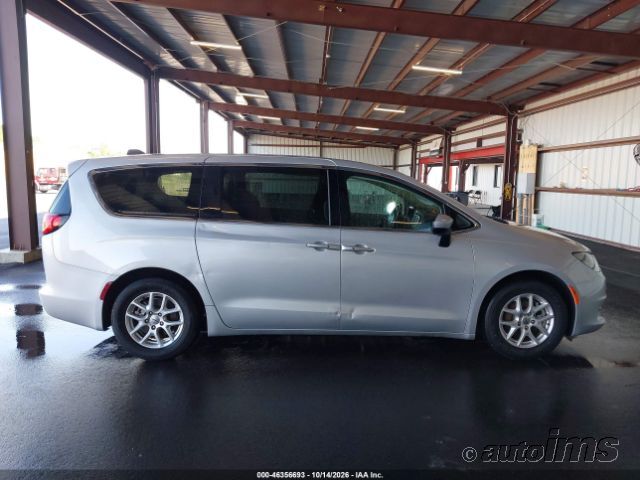 2022 Chrysler Voyager photo 4